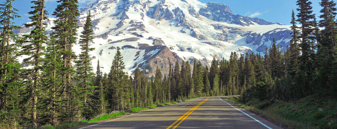 Straße mit Blick auf den Mount Rainier im Nordwesten der USA