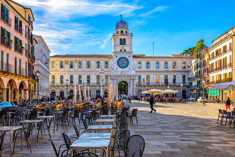 Kirchplatz und Cafés in der italienischen Stadt Padua