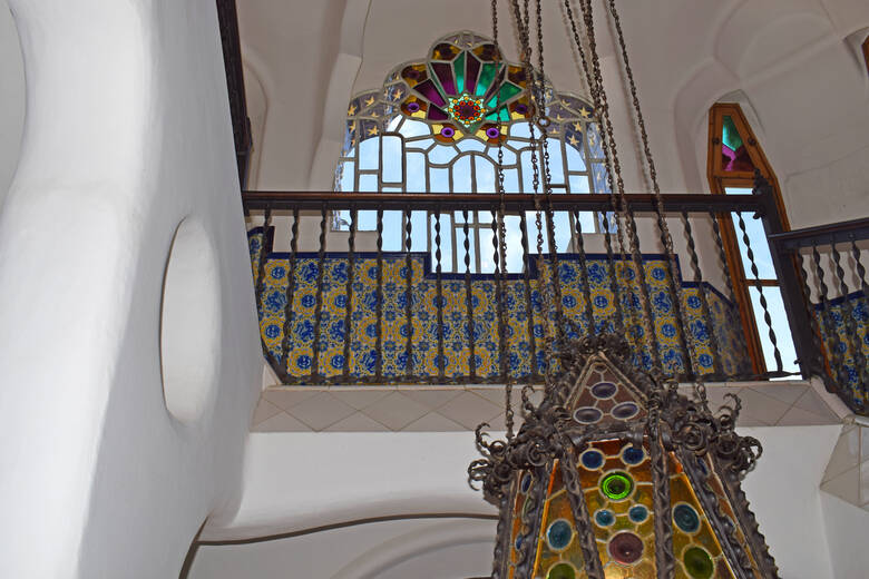 Bunte Fliesen im Landhaus des Künstlers Gaudi