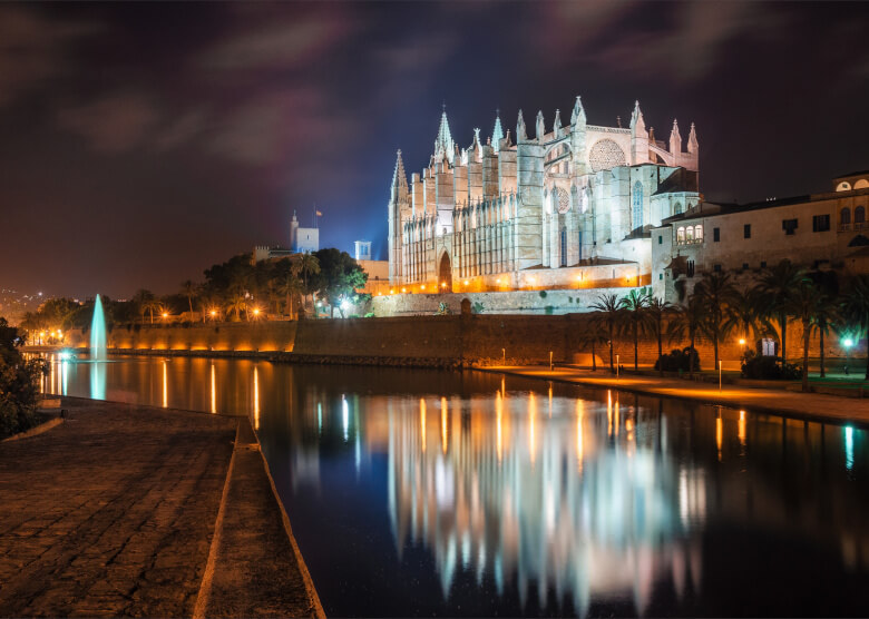 Catedral de Mallorca von außen bei Nacht