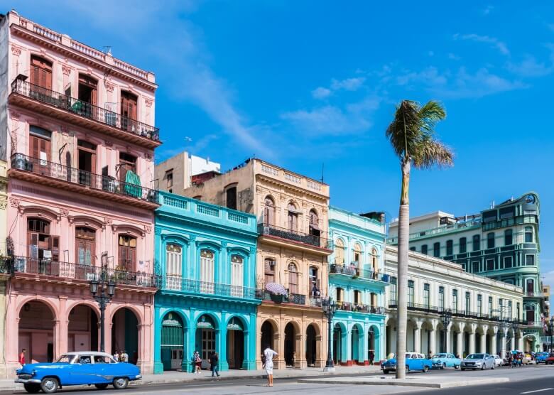 Oldtimer vor bunten Häusern in Havanna