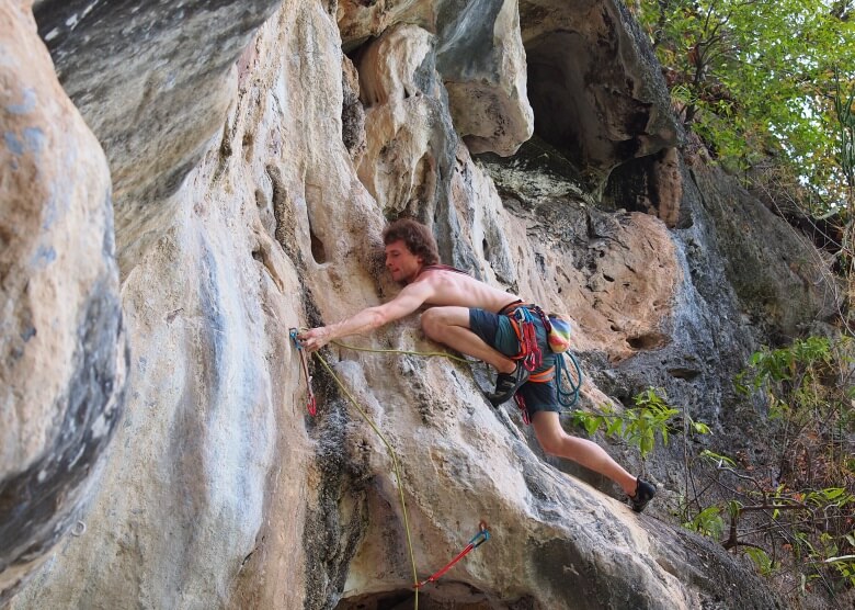 Eine Kletterwand am Tonsai Beach