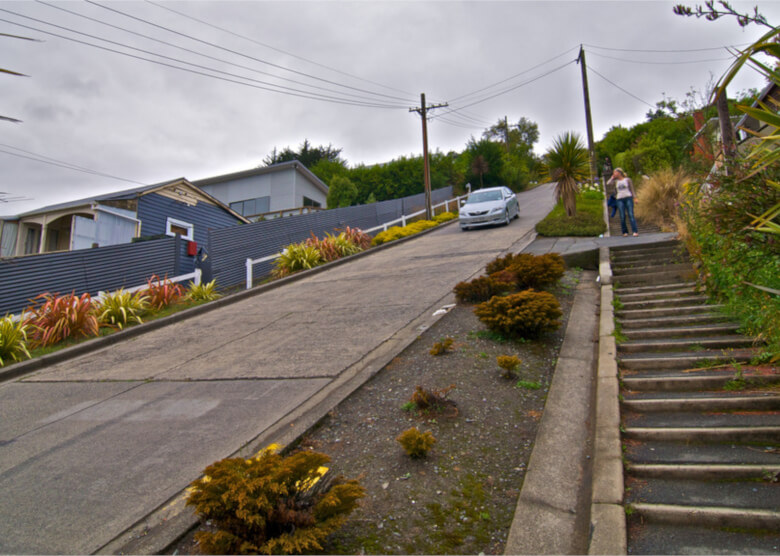 Auto auf der Baldwin Street in Dunedin, Neuseeland