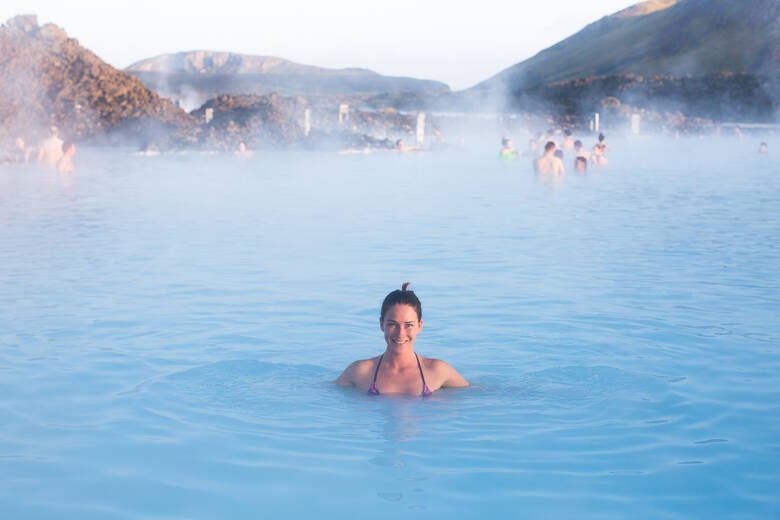 Frau entspannt in der Blauen Lagune in Island 