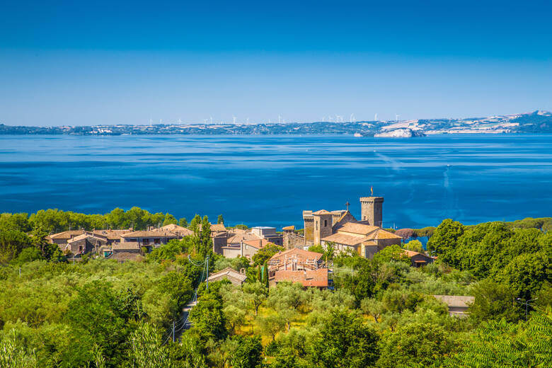 Historische Häuser in Bolsena vor einem See