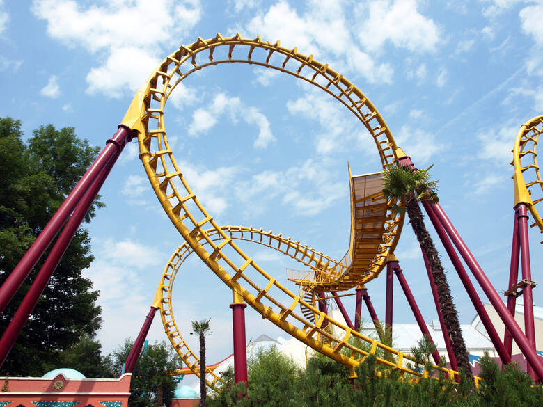 Achterbahn mit Looping in einem Freizeitpark in Belgien