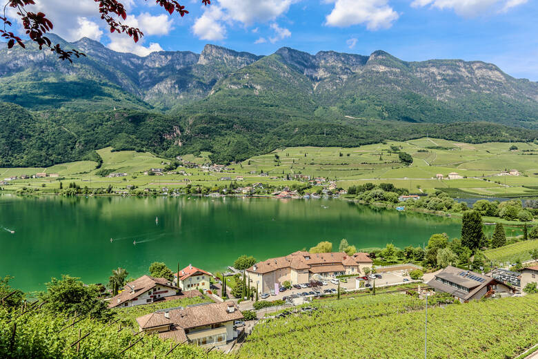 Blick auf den Kalterer See in den italienischen Bergen