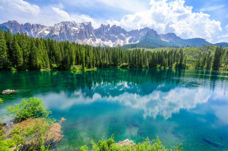 Der strahlend blaue Karersee in den italienischen Bergen