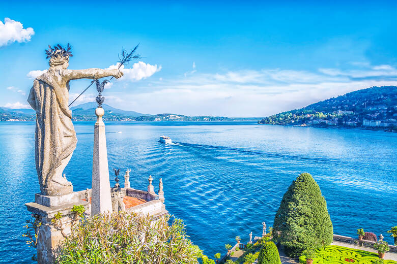 Statue blickt über den blauen Lago Maggiore in Italien