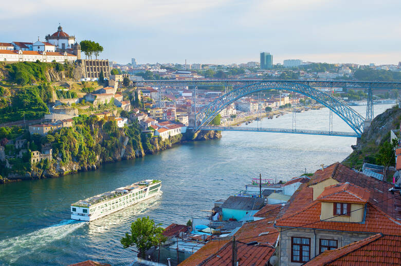 Schiff fährt über den Douro-Fluss in Porto