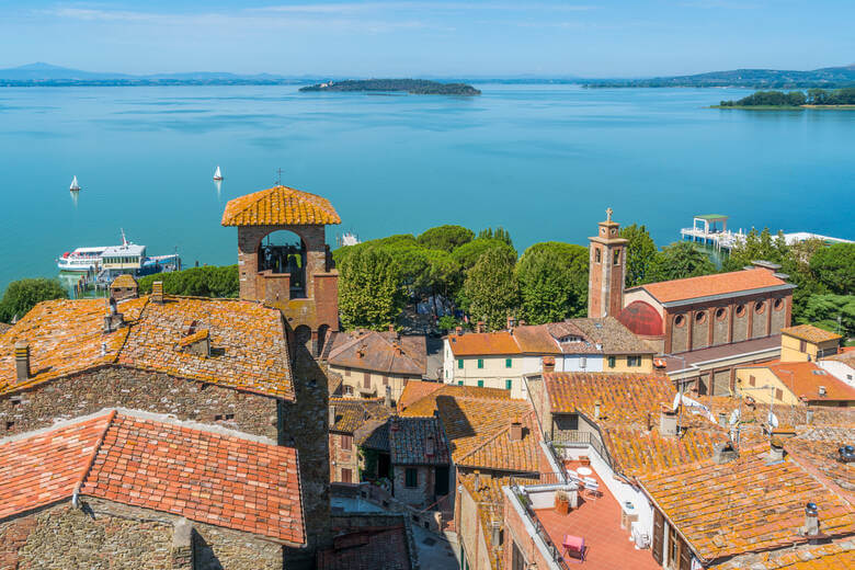 Blick auf den Trasimenischen See in Italien 