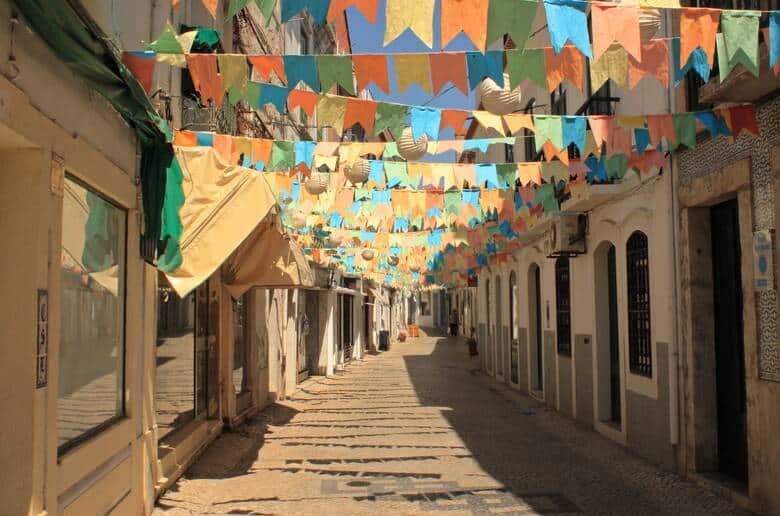 Gasse mit bunten Fahnen in der Stadt Alcácer do Sal in Portugal