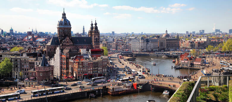 Blick auf Amsterdam mit der Tram und dem Amarath-Hotel