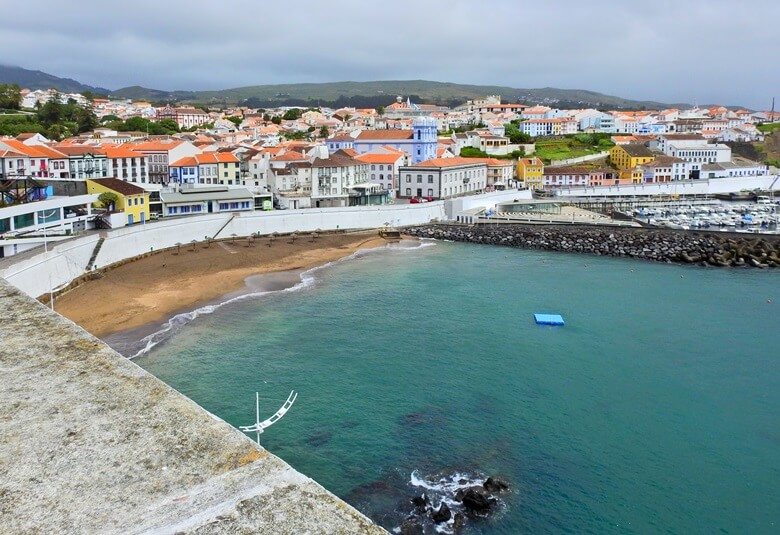 Stadtstrand von Angra de Heroismo auf den Azoren