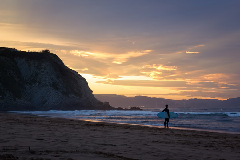 Sandstrand Arrietara Atxabiribil bei Sonnenuntergang in Bilboa, Nordspanien