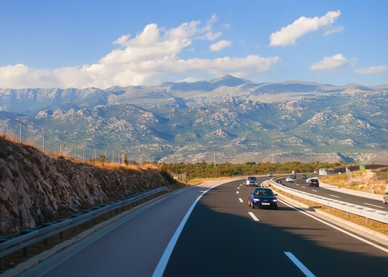 Zweispurige Straße in Kroatien mit Aussicht auf Berge