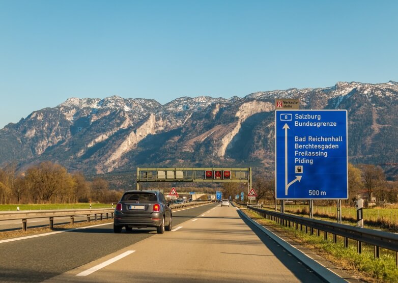 Autobahn A8 Richtung Kroatien mit Blick auf Berge