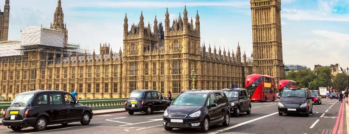 Fahrzeuge vor Palace of Westminster in London und Big Ben