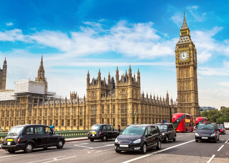 Fahrzeuge vor Palace of Westminster in London und Big Ben