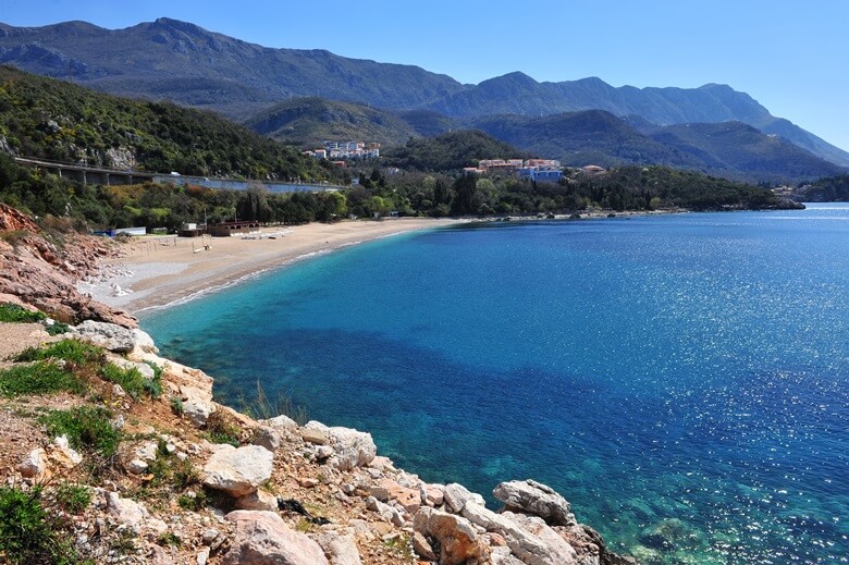 Blick auf den Strand Becici in Montenegro