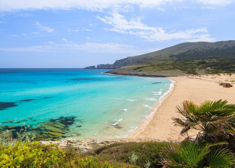 Blick über Strand Cala Mesquida auf Mallorca