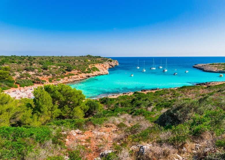 Blick von Küste aus über Cala Vaques auf Mallorca