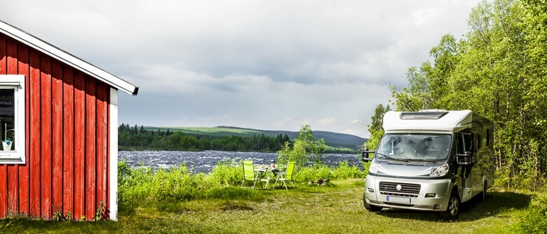 Camper mit Schwedenhaus in Skandinavien