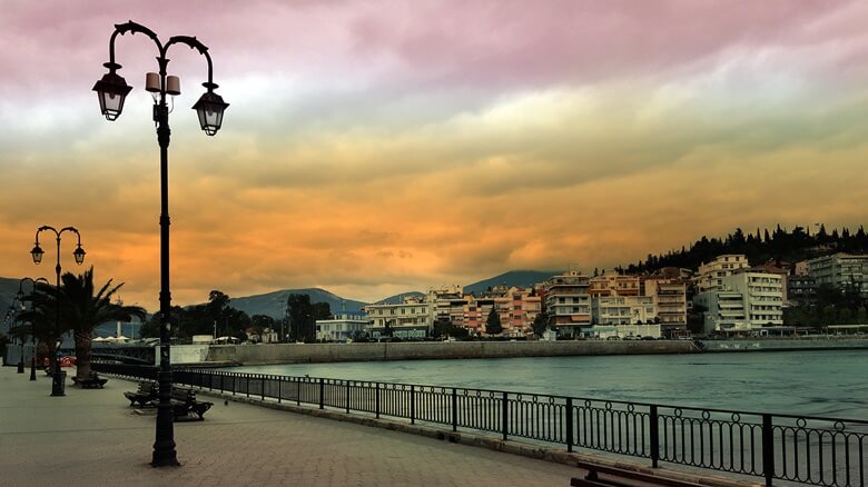 Hafenpromenade von griechischer Stadt Chalkida