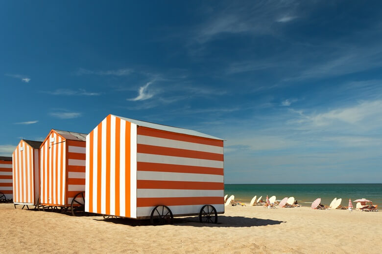 Strand von De Panne mit Kabine in Belgien