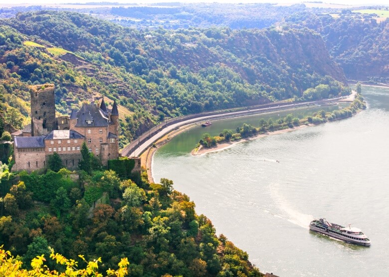 Blick über den Rhein mit Burg Katz und Loreley