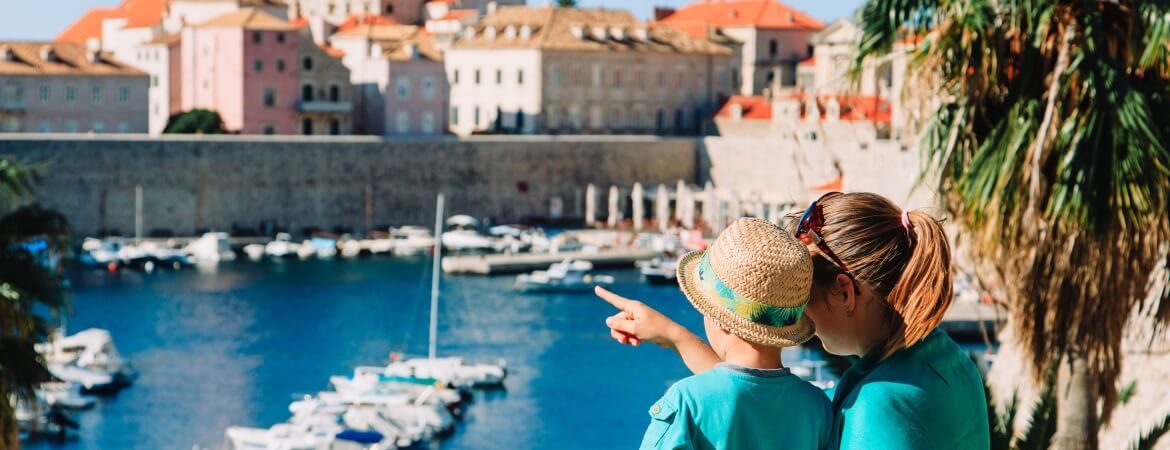 Eine Mutter und ihr Sohn in Dubrovnik, Kroatien