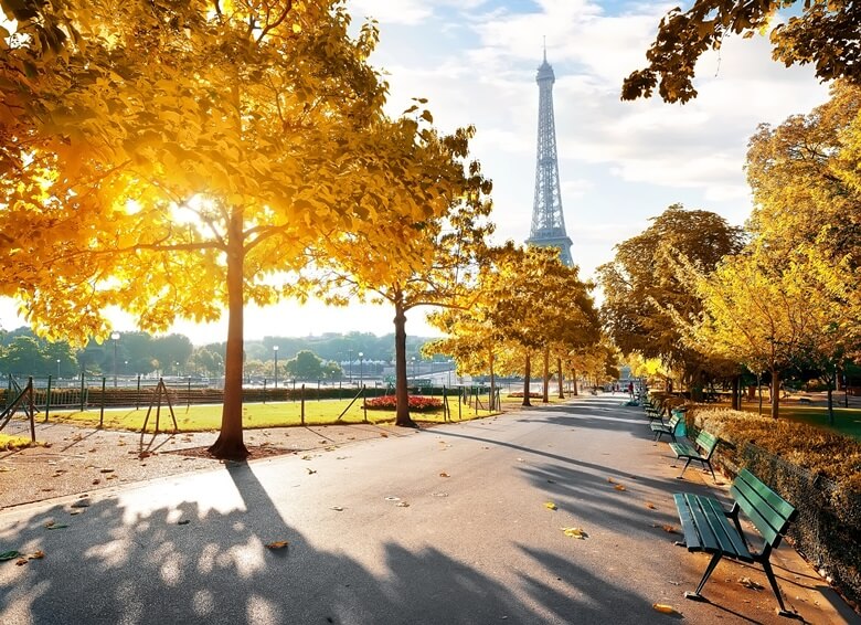 Blick auf den Eifelturm in Paris im Herbst