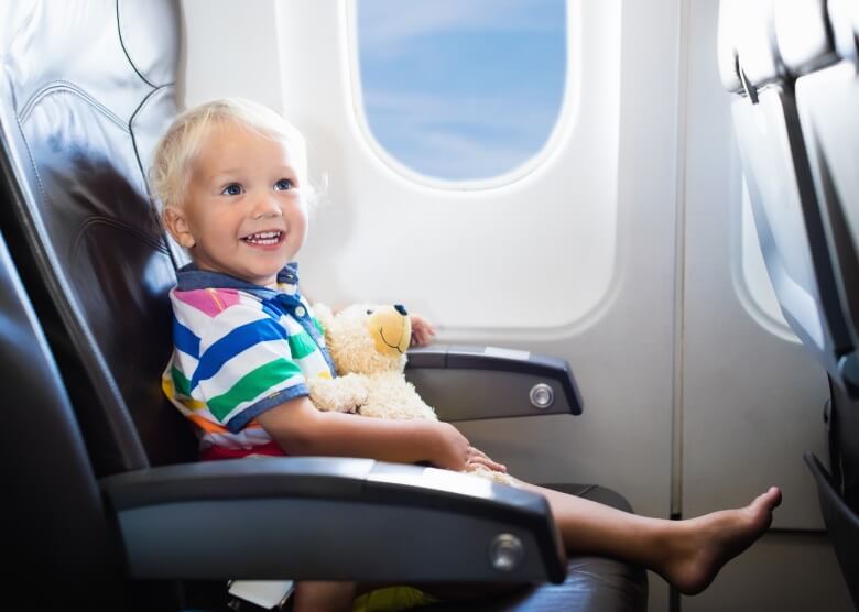 Kind im Flugzeug