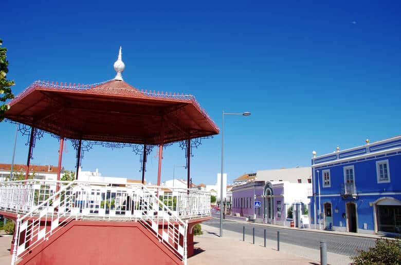 Pavilln und bunte Häuser in der Stadt Grândola in Portugal