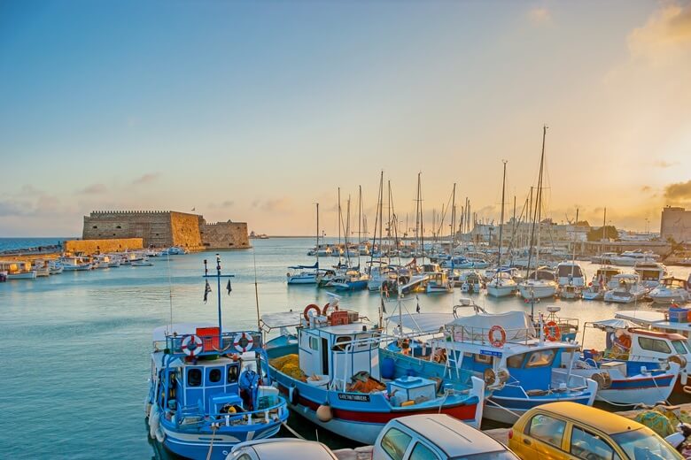 Hafen von der griechischen Stadt Heraklion mit historischer Stadtmauer