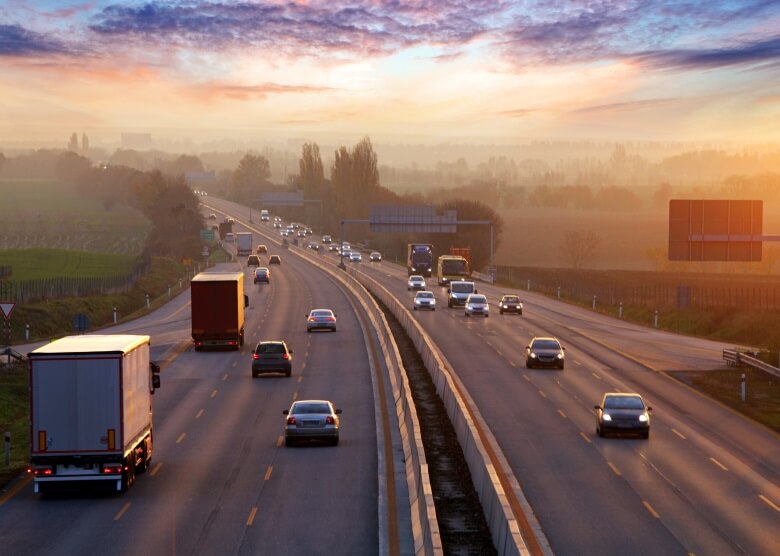 Highway in England mit Linksverkehr bei Sonnenuntergang