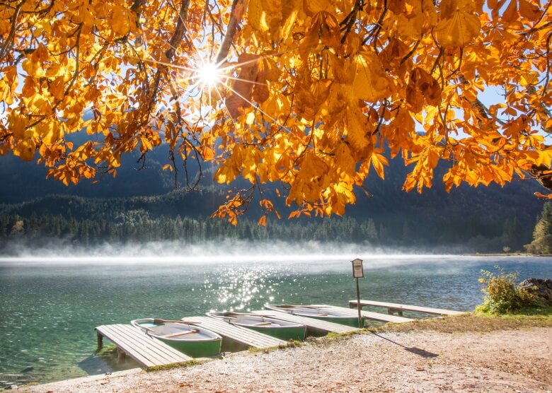 Herbstlicher Hintersee im Ramsau mit Bootssteg und Blick auf Berge