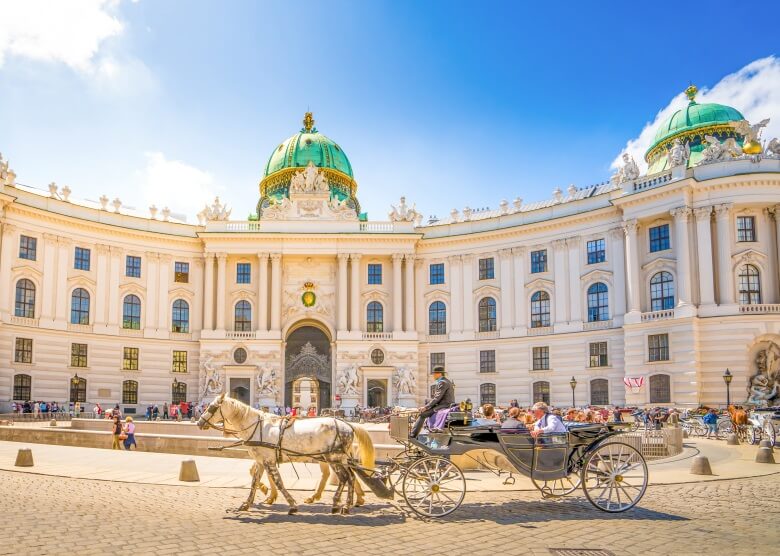 Pferdekutsche vor der Hofburg in Wien, Österreich