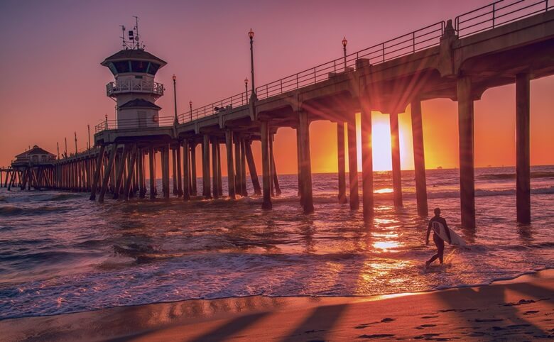 Sonnenuntergang am Pier am Huntington Beach in Kalifornien, USA