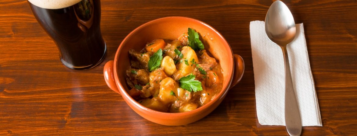 Traditionelles Irish Stew mit einem Pint Stout Beer