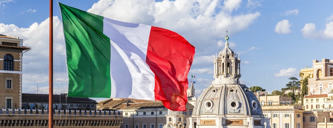 Kompass mit italienischer Flagge. Reisen und Tourismus in Italien