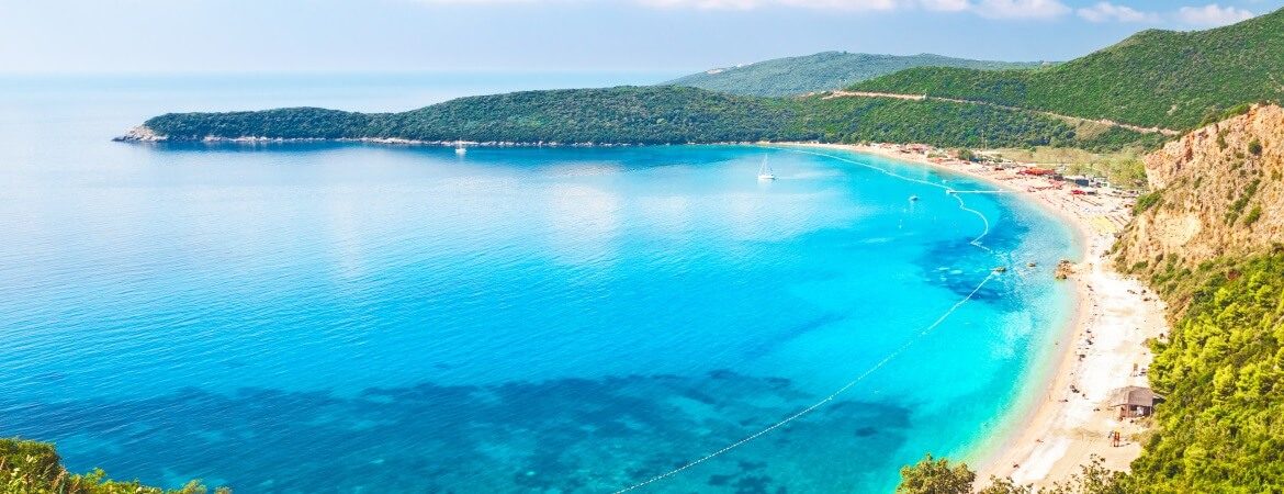 Blick auf den Jaz Beach in Montenegro