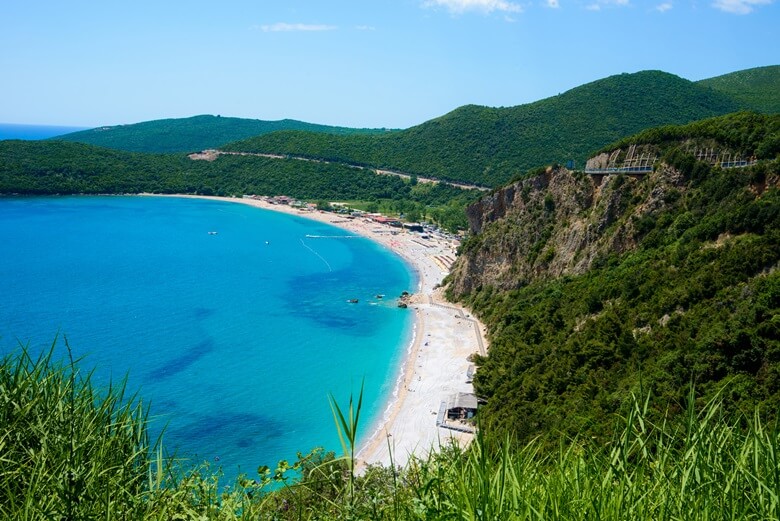 Blick auf den Jaz Beach in Montenegro