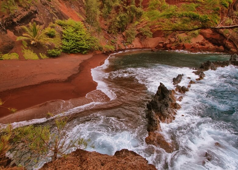 Blick auf den Kaihalulu Red Sand Beach auf Hawaii