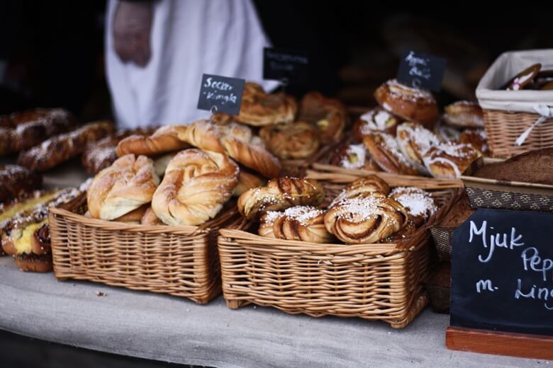 Gebäck Kanelbullar in schwedischer Bäckerei