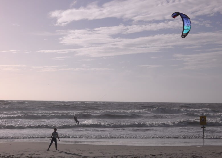 Kitesurfer in Holland an der Nordseeküste