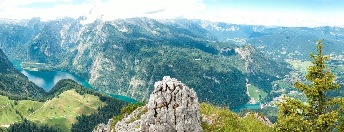 Panoramablick über den Königssee und die Berge im Berchtesgadener Land