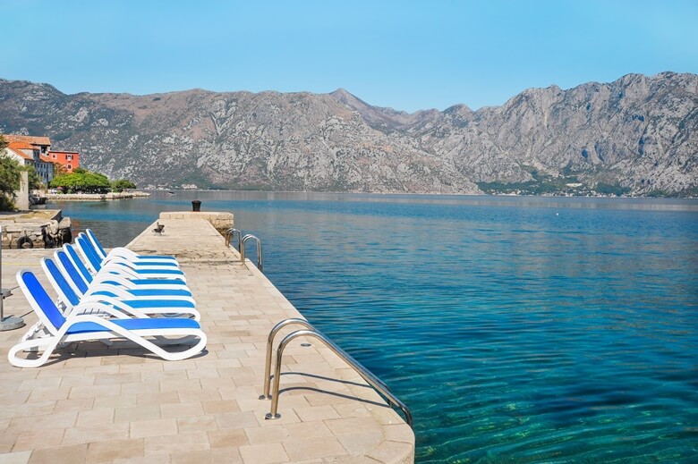 Liegestühle an der Kotor Bay in Montenegro