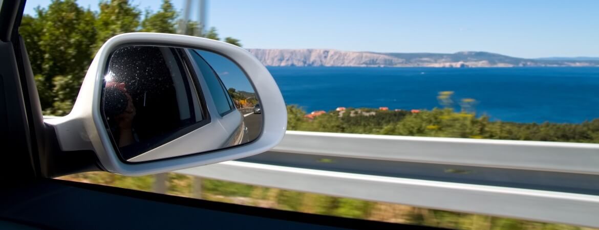 Küstenstraße in Kroatien mit Blick auf das Meer