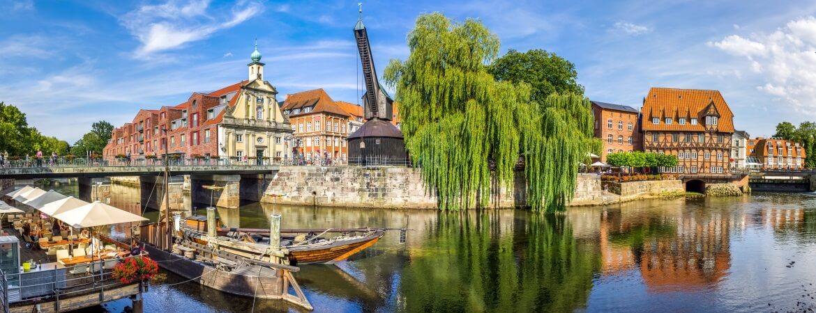 Die Altstadt in Lüneburg in Deutschland mit Fachwerkhäusern, Kran und Kanal